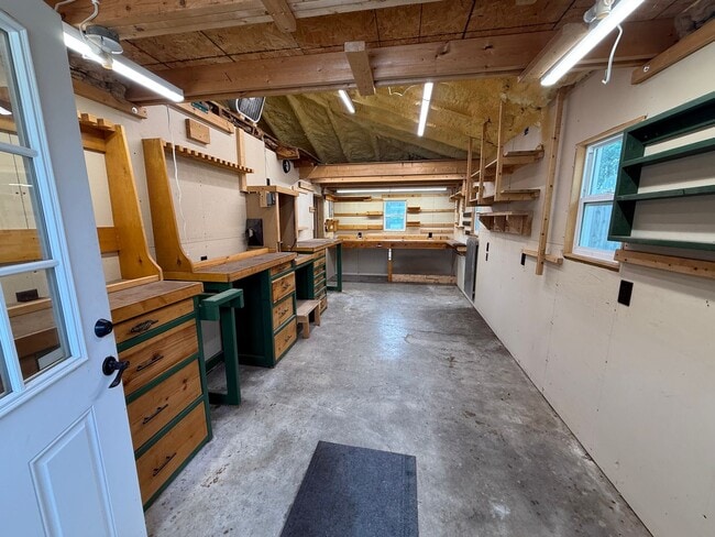 Building Photo - 3 Bed 2 Bath Home