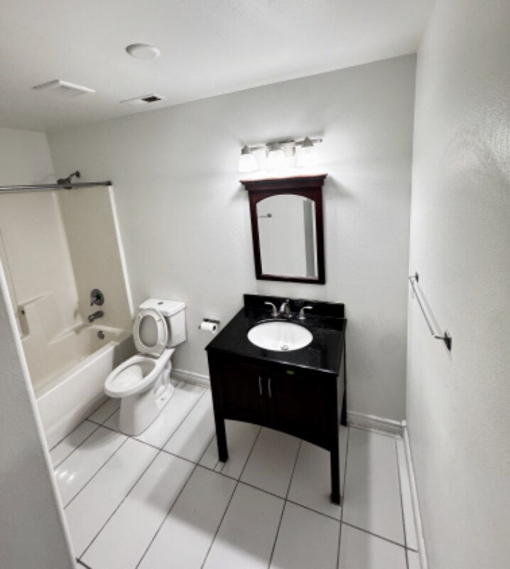 Building Photo - 421 E St NE