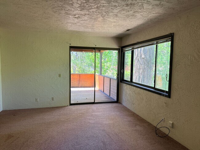Building Photo - 4 Bed 2.5 Bath House with yard in McLaren Ranch