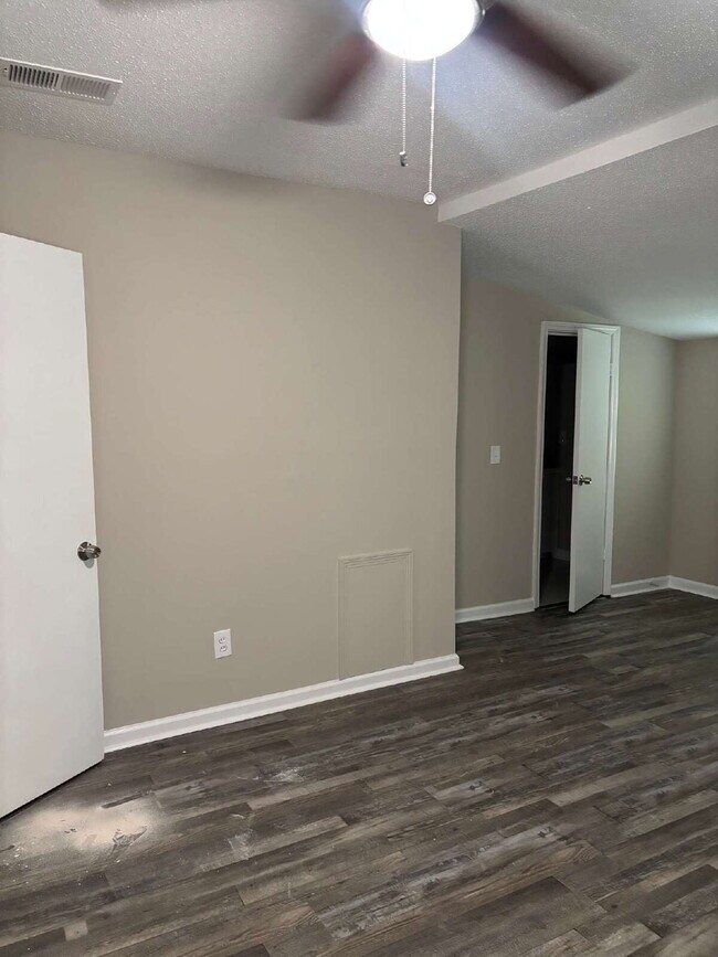 Building Photo - "Charming 3-Bedroom Retreat on Suncrest Drive with Gleaming Hardwood Floors!"