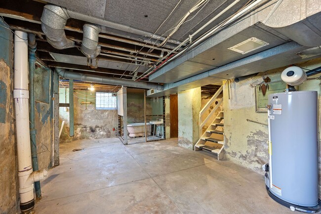 Building Photo - Evanston- Charming 3 bedroom 1 Bath