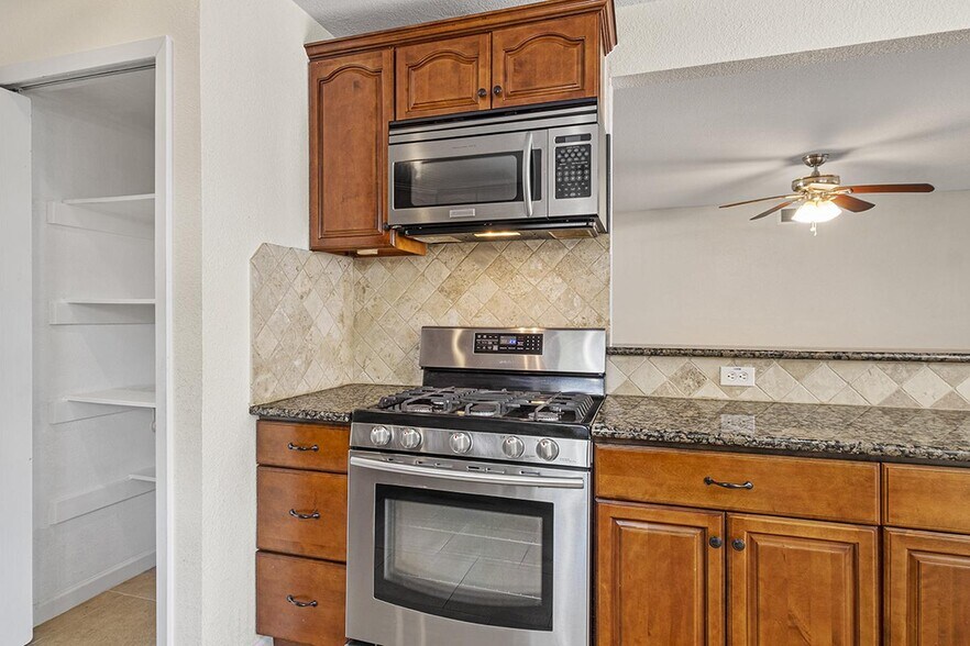 Building Photo - Remarkable Lakewood home steps from Ridgewood Park