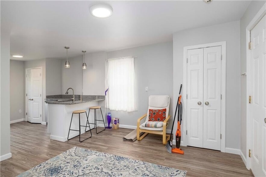 Building Photo - 121 Tell St