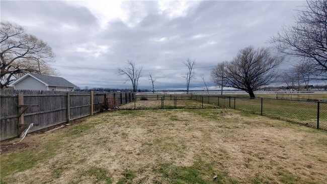 Building Photo - 2331 Edgemere Dr