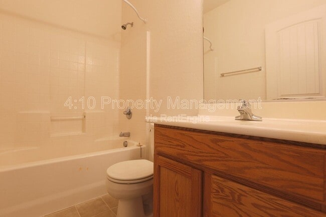 Building Photo - 2644 E Chester Dr