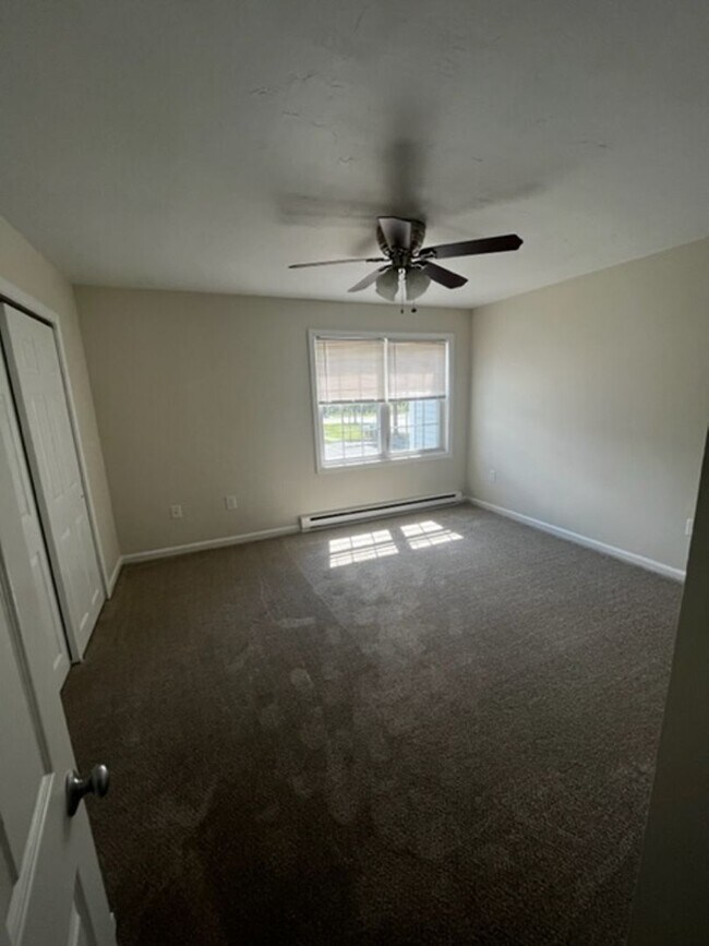 Building Photo - Gorgeous Renovated Townhouse!