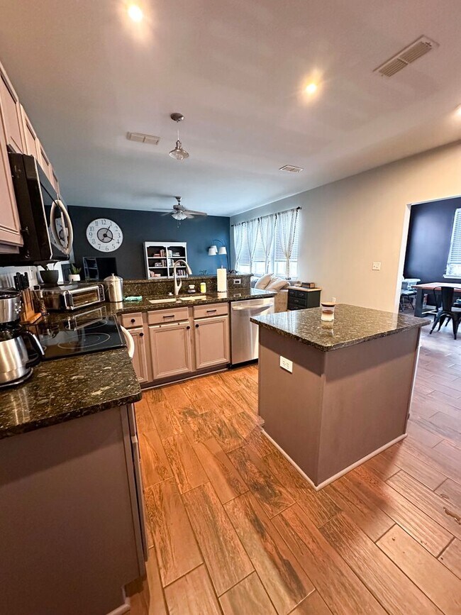 Building Photo - Spacious 4-Bedroom Home with Office Space ...