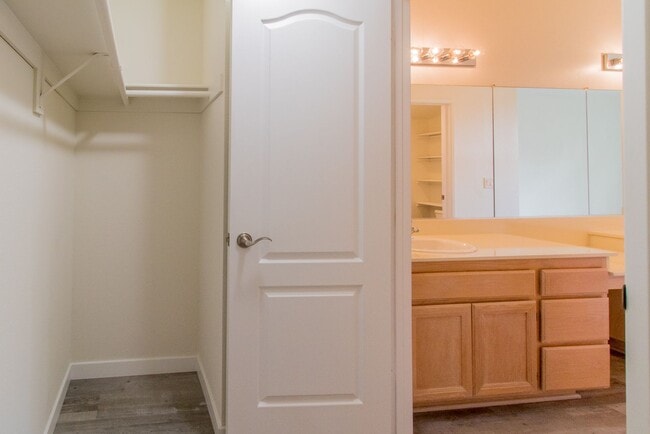Building Photo - Beautiful 2 Bed, 2.5 Bath Two-Story Townhome in Belsera