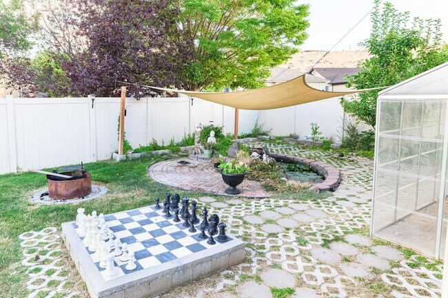 Building Photo - Private Oasis with Panoramic Mountain Views – 4 BR Plus Bonus Room / Office