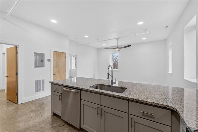 Building Photo - Quince, Fünfzehn, Fifteen!