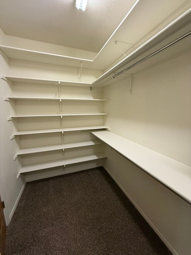 Building Photo - Beautiful 3 Bedroom/2.5 Bathroom Home Located off Roadrunner