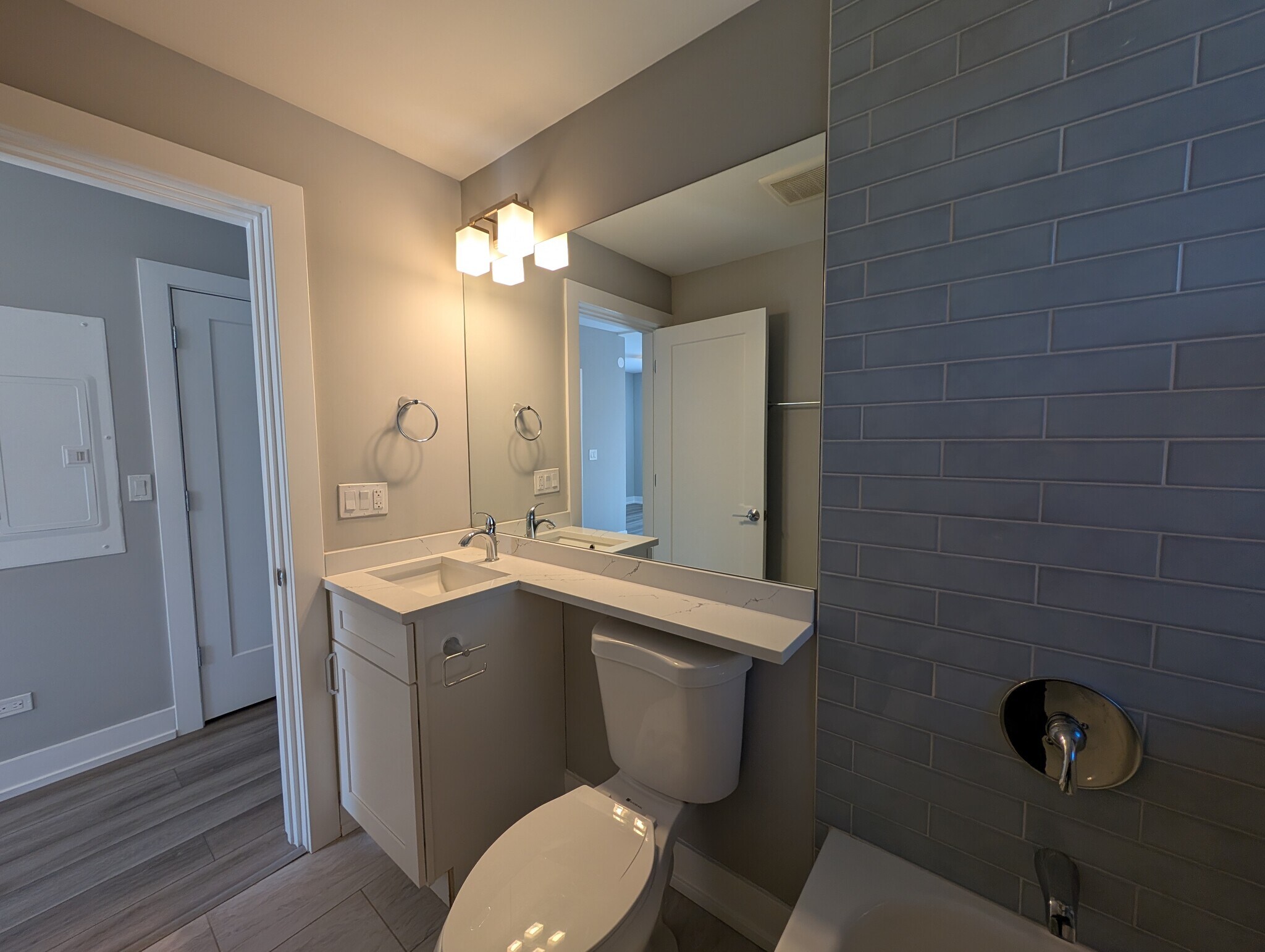 Building Photo - 3935 N Janssen Ave