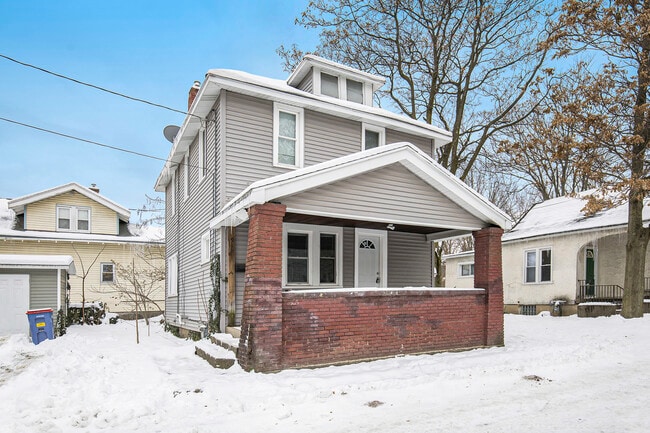 Building Photo - 912 Zeeland Ct NE