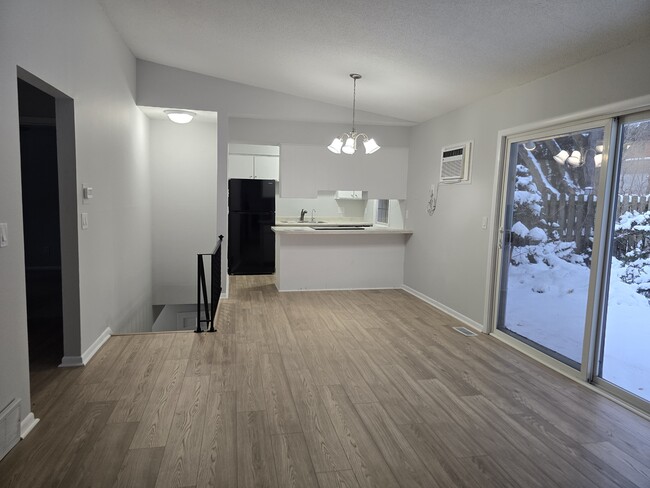 Building Photo - 5570 Shorewood Ln