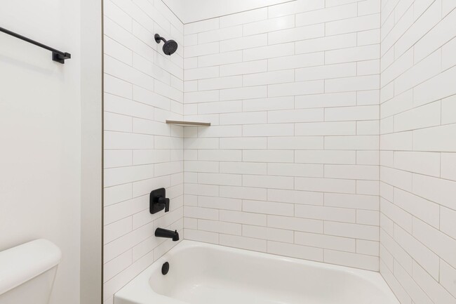 Building Photo - 6 bed / 4 bath / 3 car garage custom home in Pecan Valley