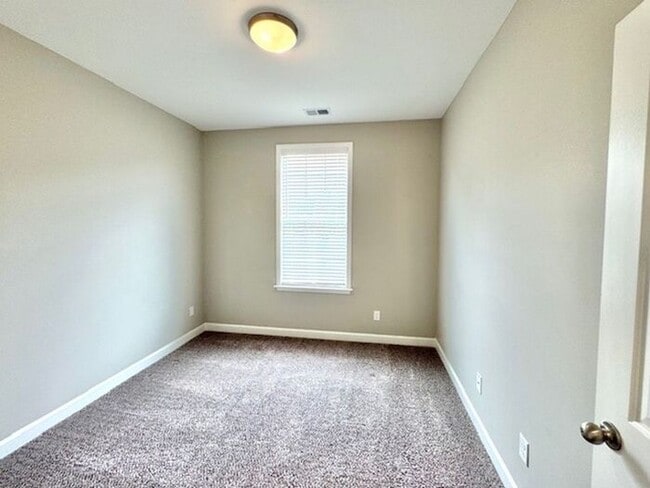 Building Photo - Now Leasing a 5-bedroom 3 bath home in Hor...