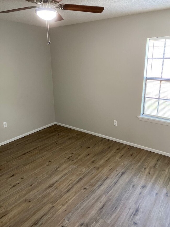 Building Photo - Minutes from SLU!