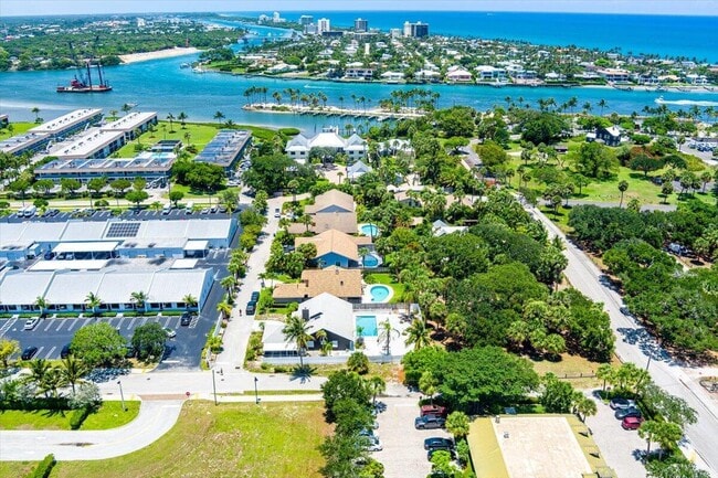 Building Photo - 901 Sandy Oaks Dr