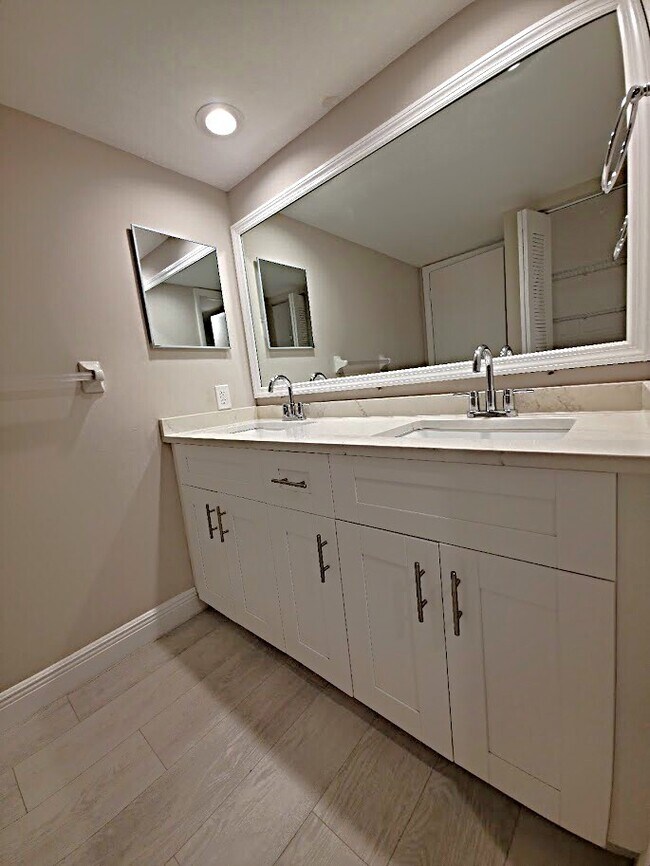 Building Photo - 5249 Cedarbend Dr