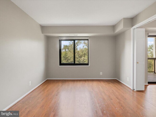 Building Photo - 203 Yoakum Pkwy
