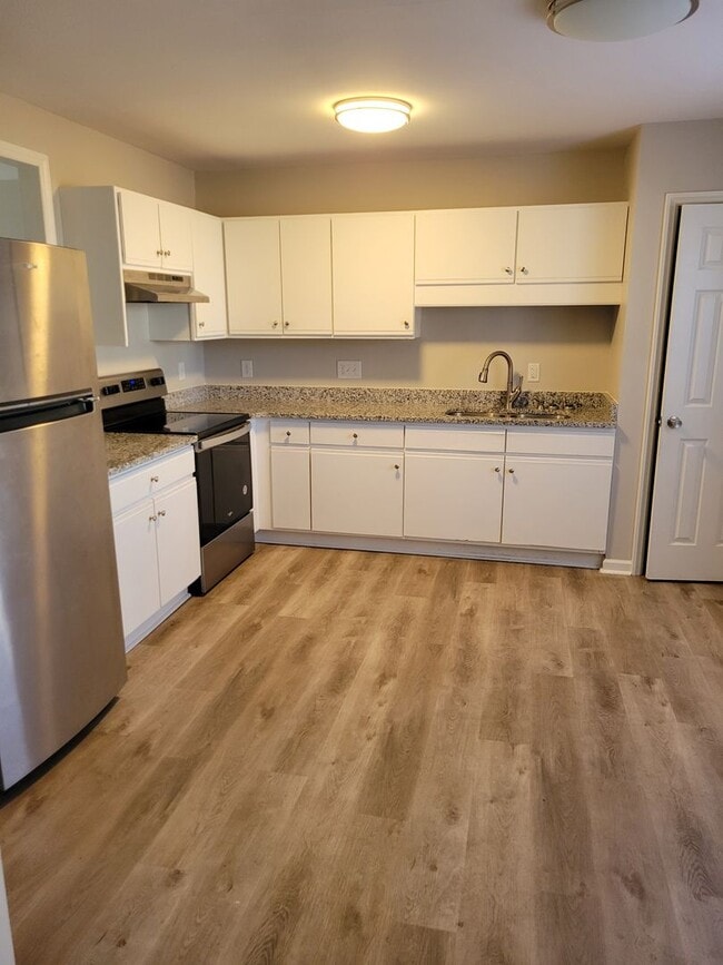 Building Photo - Lovely 2br 2.5ba End Unit Townhome! Availa...