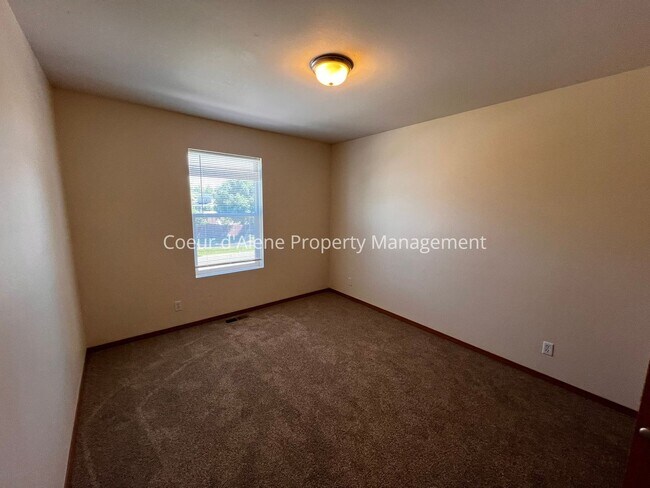 Building Photo - 4 bed house in Hawk's Nest!
