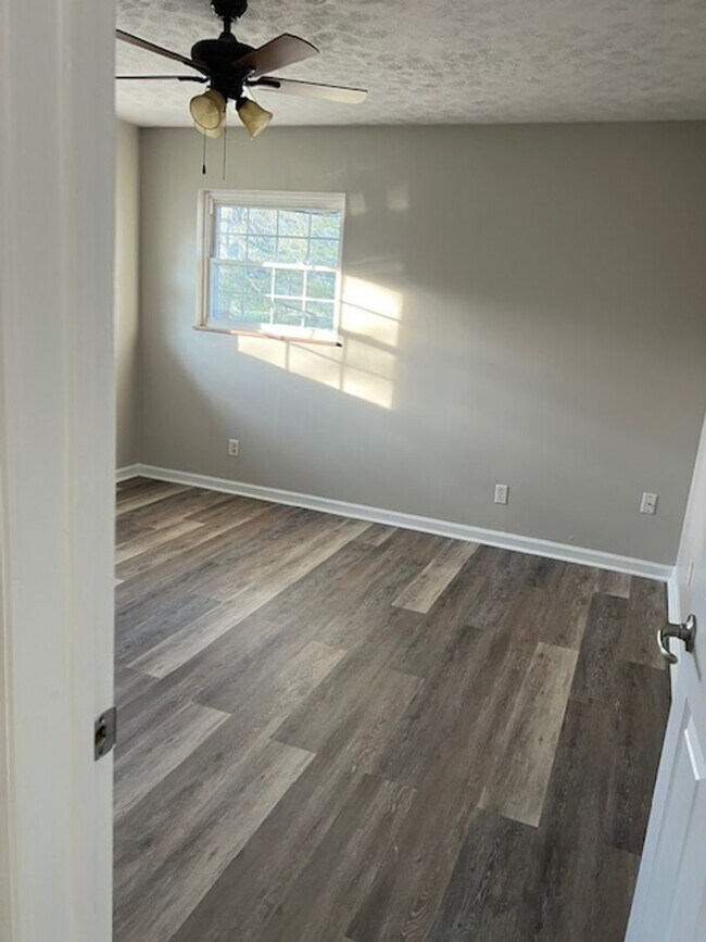 Building Photo - Large Single Family Home