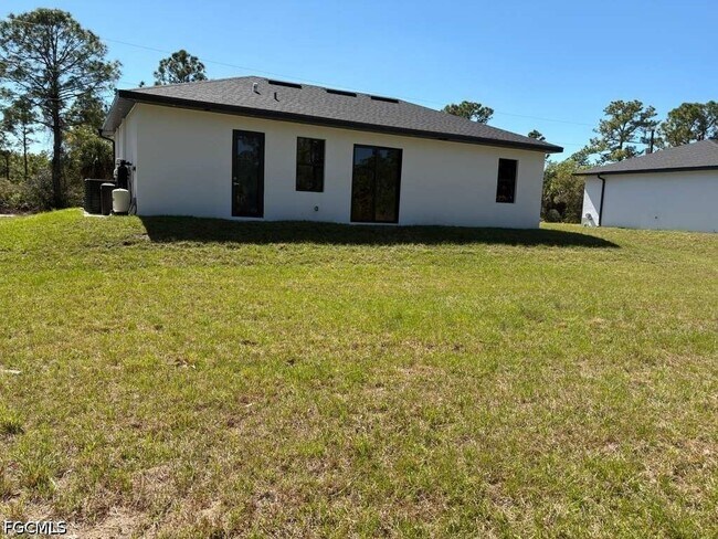 Building Photo - 1037 Barcelona St E