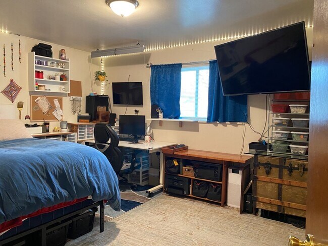 Building Photo - STUDENTS WELCOME! Spacious single-family home in the heart of Ft. Collins!