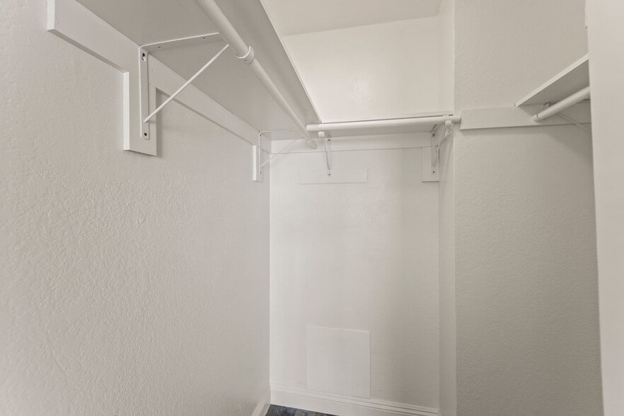 Building Photo - 248 E Buckthorn St