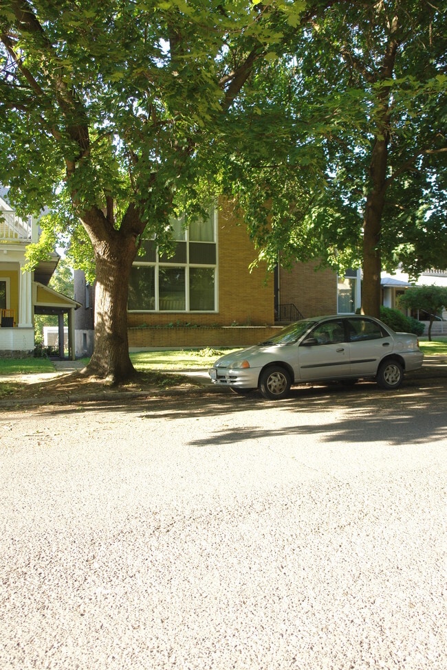 Building Photo - 1418 W 10th Ave