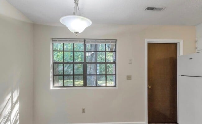 Building Photo - 102 Kimeran Ln