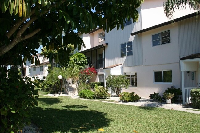 Building Photo - 180 Cypress Way E