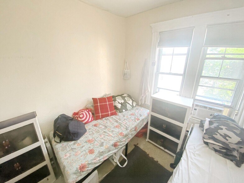 Building Photo - 738 Parker St