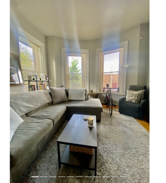 Building Photo - 4 Centre Ln