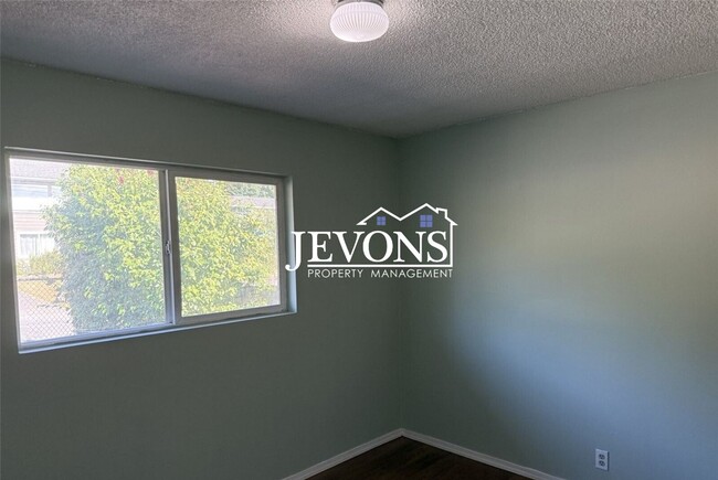Building Photo - Spacious 5 bedroom home with two kitchens,...