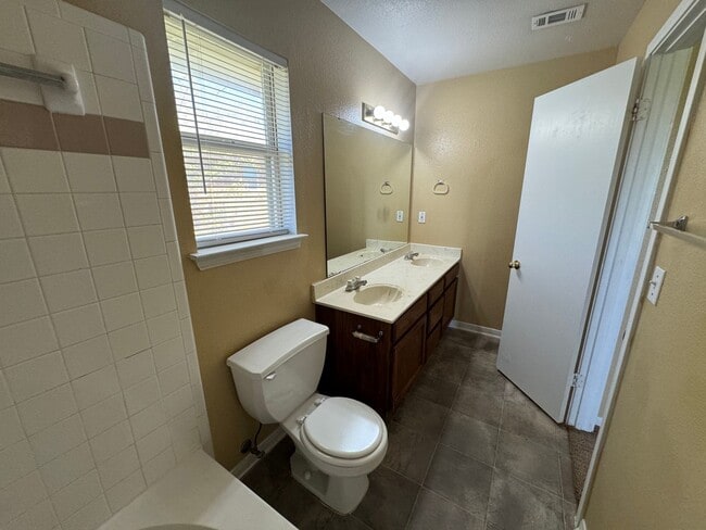 Building Photo - 3509 Christie Dr