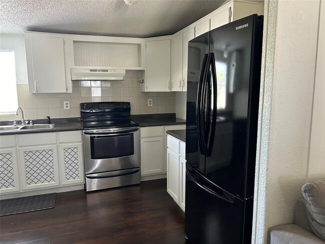 Building Photo - 3234 Cantabrian Dr