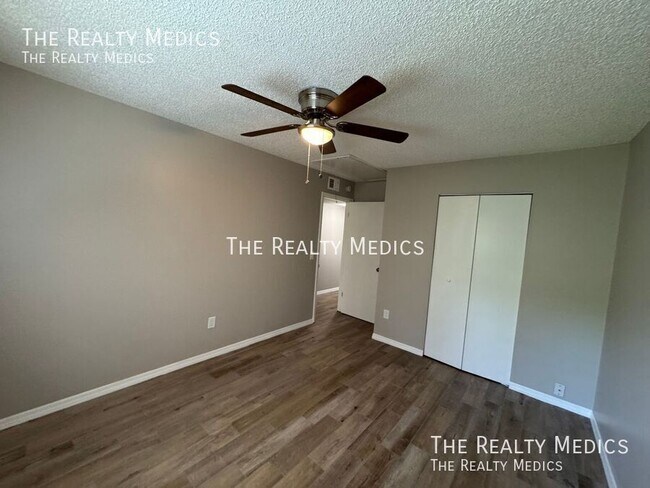 Building Photo - 836 W Rosewood Ln
