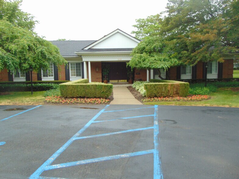 Building Photo - 683 E Fox Hills Dr