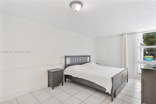 Building Photo - 250 180th Dr