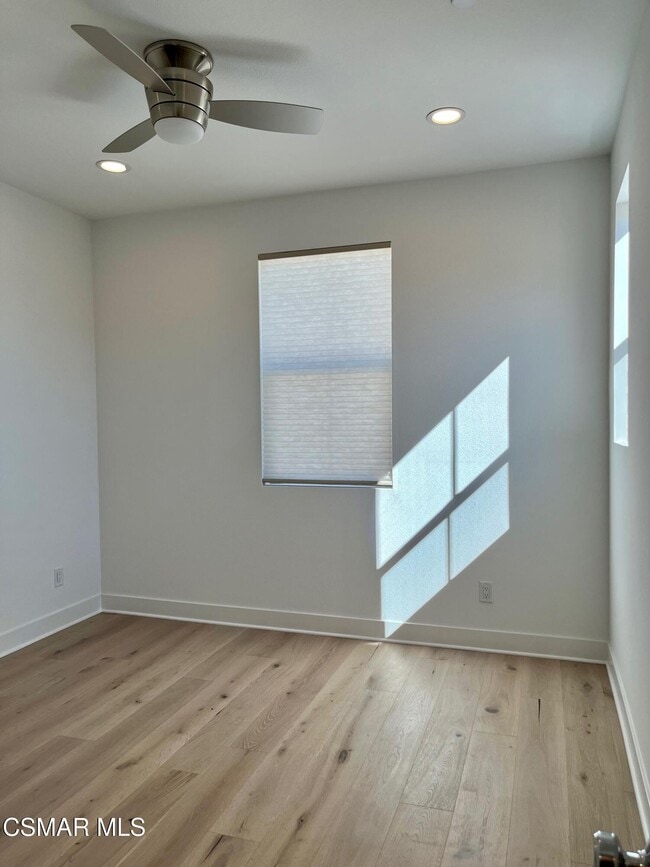 Building Photo - 779 Edward Scholle Dr