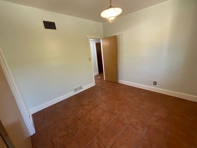 Building Photo - Eastside home with privacy on cul-de-sac