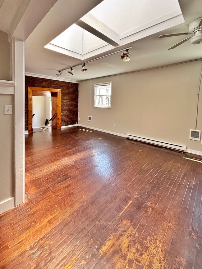 Building Photo - For Rent – Renovated 1 Bedroom, 1 Bathroom...