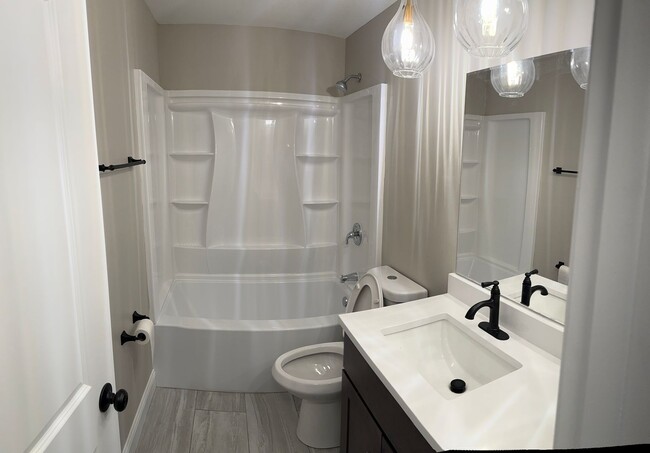 Building Photo - Newly Renovated Port Washington Duplex wit...