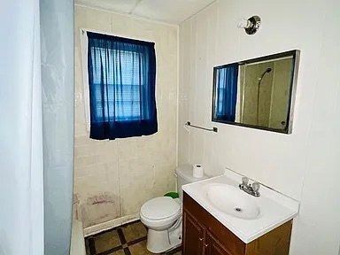 Building Photo - 1604 E 9th St