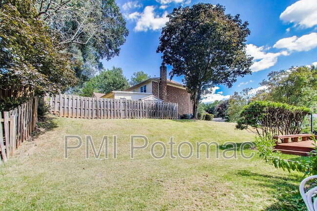 Building Photo - 1718 Crestview Dr