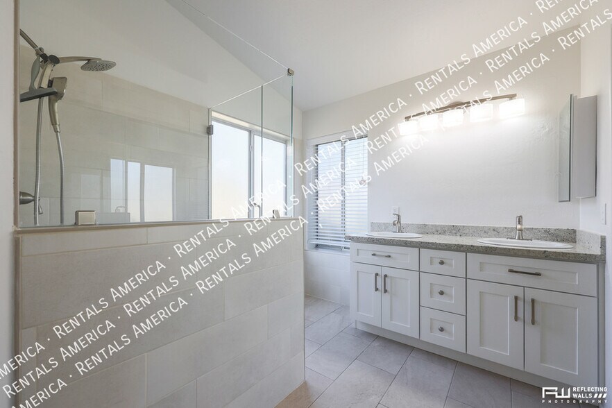 Building Photo - 2238 E Bel Air Ln