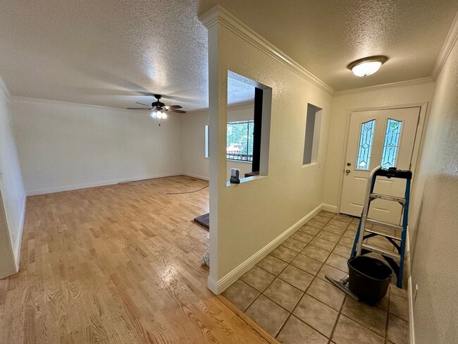 Building Photo - 3 Bedroom 2 Bathroom House in Desirable Al...