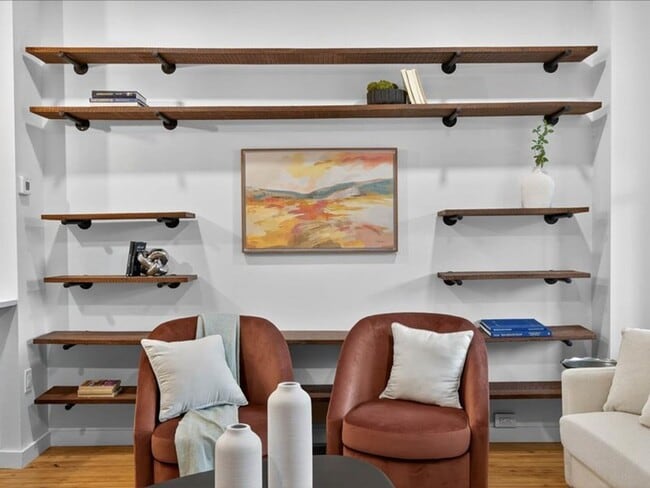 Building Photo - Gorgeous 4 Bedroom 2.5 Bathroom Available ...